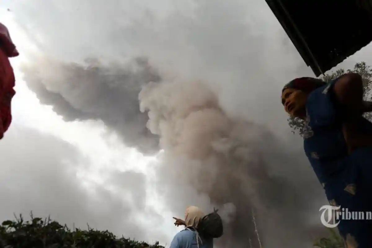 Kembali Erupsi, Gunung Sinabung Muntahkan Awan Panas dan Debu ke Arah Kota Berastagi
