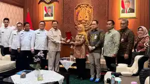 Wakil-Menteri-Kelautan-dan-Perikanan-Didit-Herdiawan-Ashaf-dan-gubernur-jatim-Khofifah.jpg