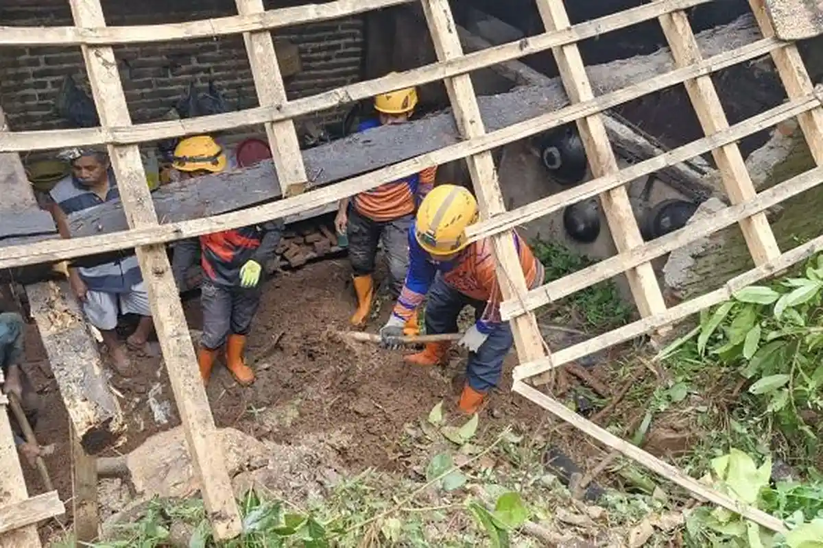 Usai Longsor dan Banjir, Bersama BPBD Bondowoso Gotong Royong Bersihkan Rumah Terdampak