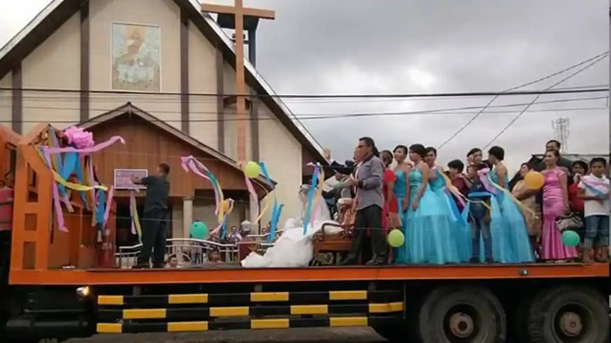 Pasangan  Ini Pilih Truk Tronton Jadi Kendaraan Pengantin