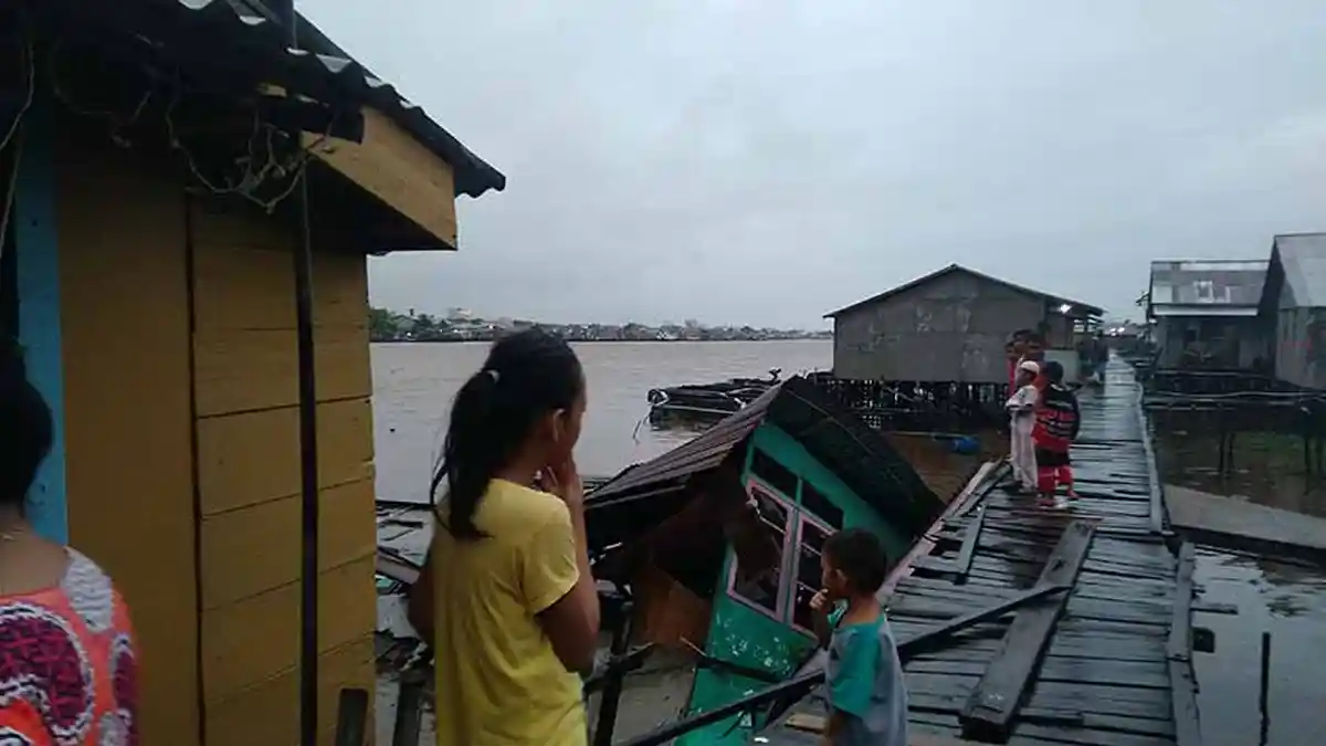 Rumah Warga Hancur di Tabrak Tongkang, Ini Keterangan Nahkoda