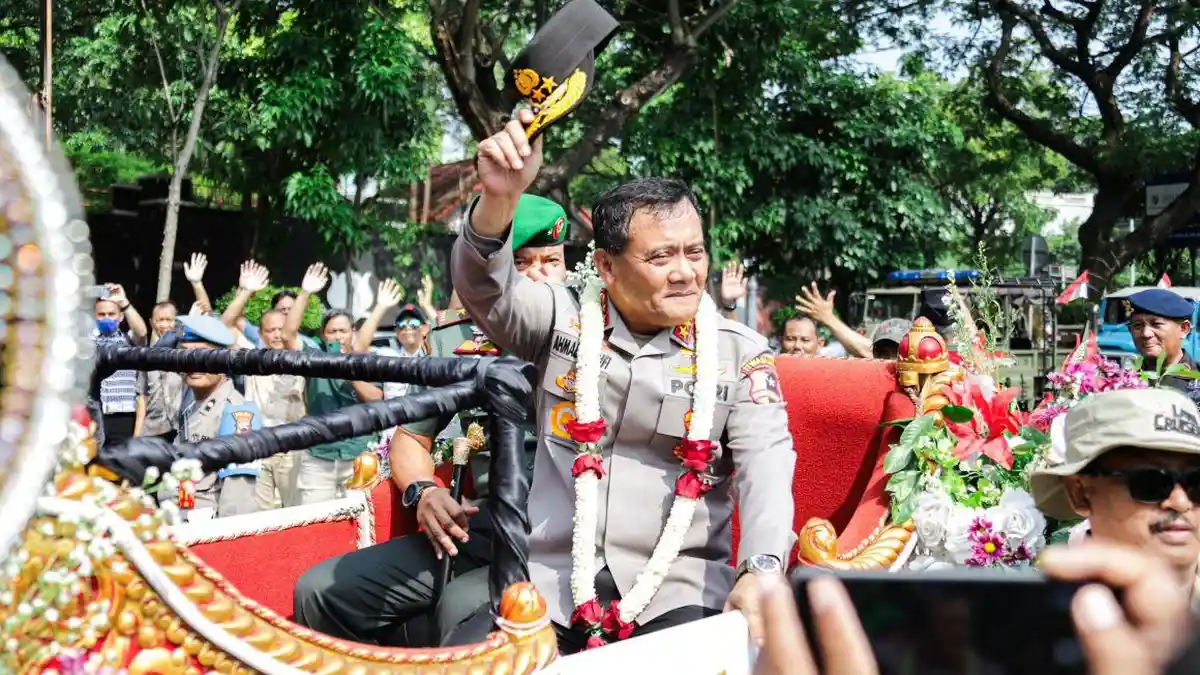 Farewell Parade Polda Jateng, Komjen Pol Luthfi Serahkan Pataka kepada Brigjen Pol Ribut