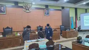 20251120-Penandatanganan-berkas-Perda.jpg