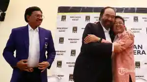 Presiden-PKS-dan-Surya-Paloh-Berpelukan.jpg