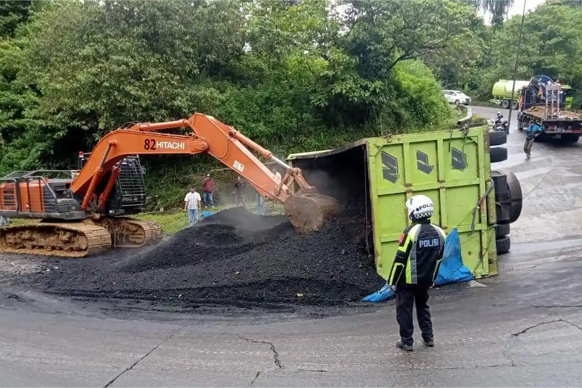 Truk Batu Bara Terguling di Sitinjau Lauik Dievakuasi Pakai Alat Berat