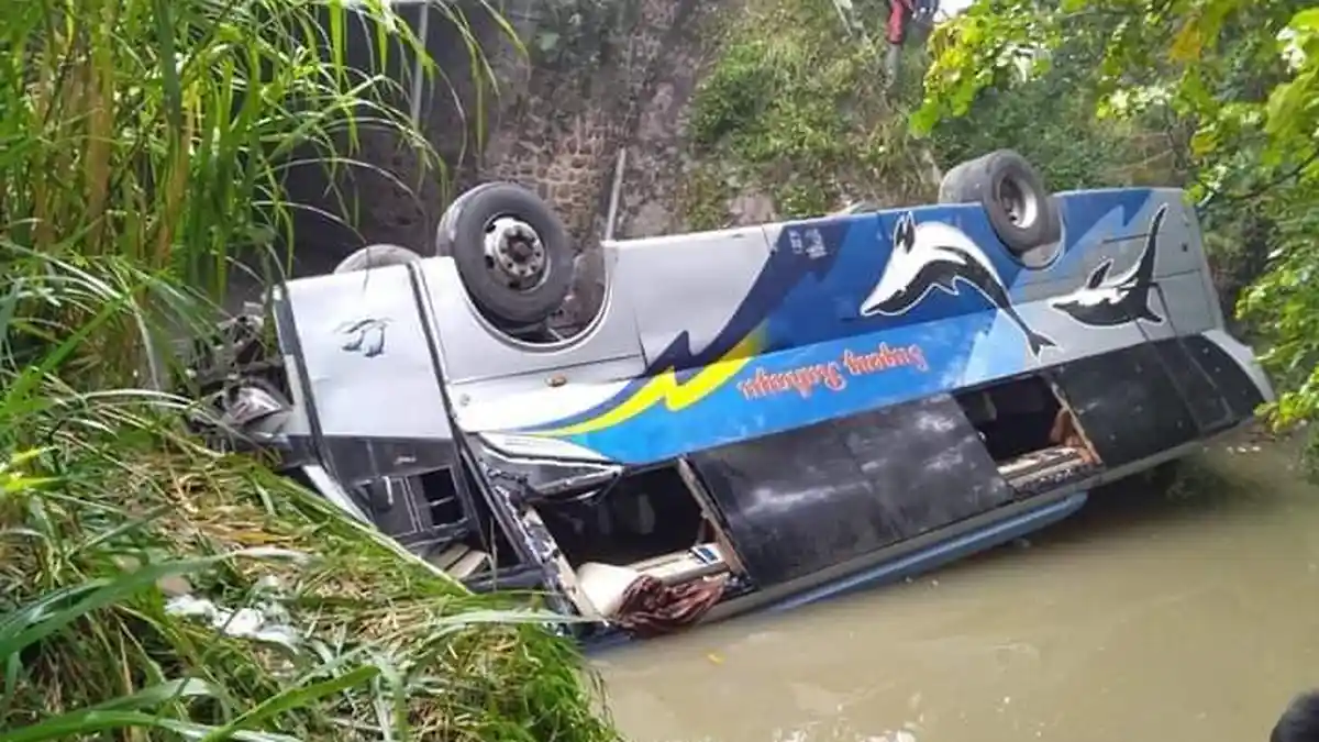 Bus Sugeng Rahayu Masuk Sungai di Jalan Raya Solo-Ngawi, Dua Tewas