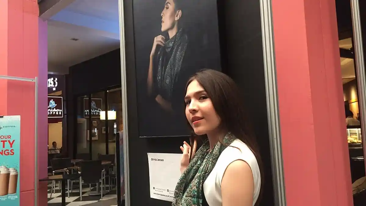 Dari Olivia Jensen, Luna Maya Sampai Sandiaga Uno Berpartisipasi di Batik Charity Exxhibition