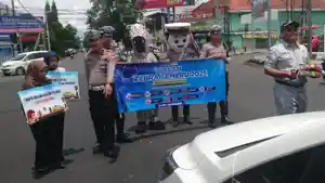 Personel-Satlantas-Polres-Tulungagung-bersama-Jasa-Raharja-melakukan-sosialisasi-keselamatan.jpg