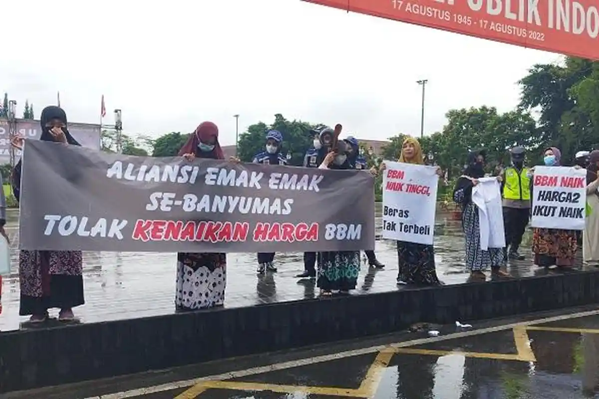 Rela Hujan-hujanan. Emak-emak di Banyumas Gelar Demo Tolak Kenaikan Harga BBM
