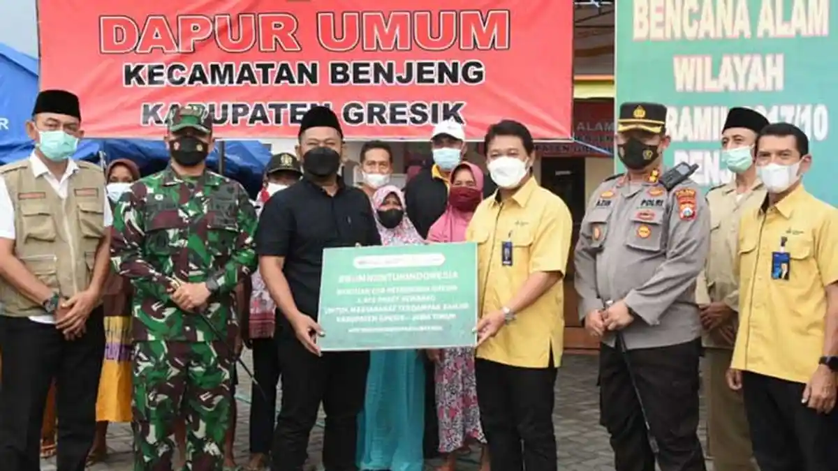 Petrokimia Gresik Salurkan Bantuan 1.972 Paket Sembako ke Masyarakat Terdampak Banjir di Gresik
