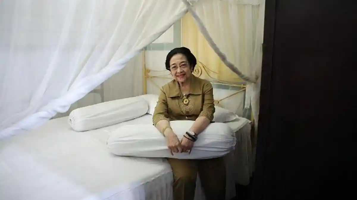 Saat Megawati Duduk di Kasur Sembari Pegang Guling Kamar Rumah Pengasingan Bung Karno Ende NTT