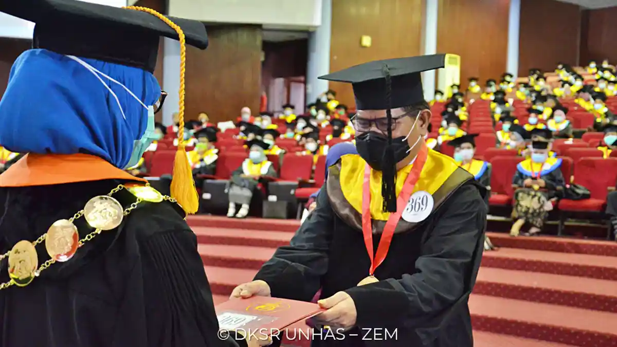 Momen Langka, Rektor Unhas Prof Dwia Wisuda Rektor UNM Prof Husain Syam