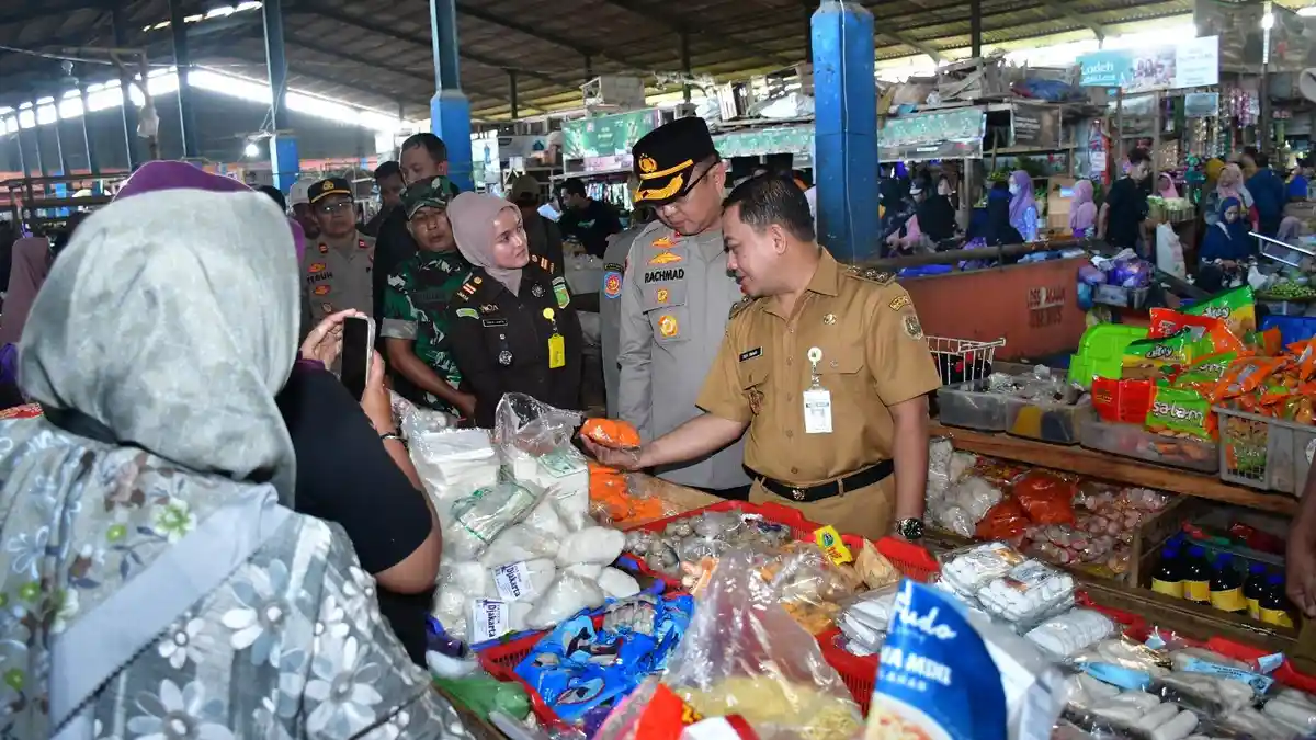 Sidak Pasar Kajen Pekalongan, Sukirman Pastikan Harga Sembako Terkendali Jelang Lebaran