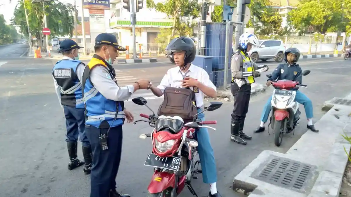 Dishub Surabaya Razia Pelajar Belum Cukup Umur Naik Kendaraan Bermoto