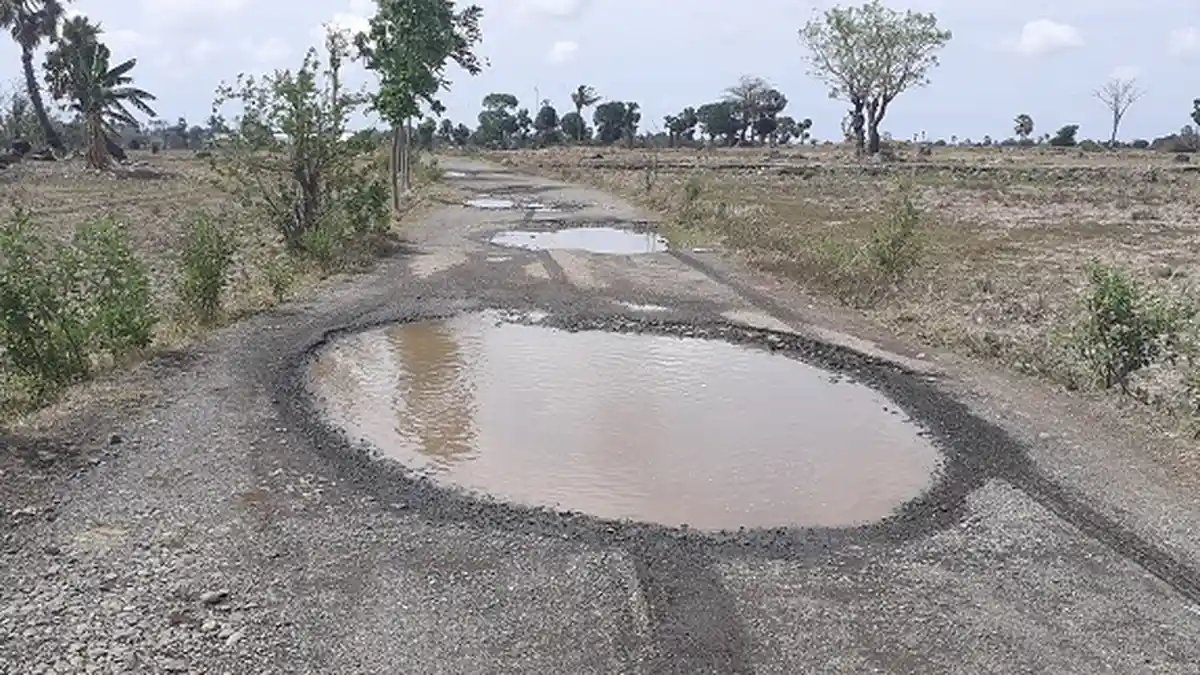 Pengendara Keluhkan Jalanan Rusak dan Berkubang di Bungung Barana Selatan Jeneponto