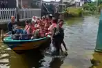 banjir-karangrowo-banjir-kudus-sekolah-naik-perahu.jpg