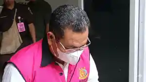 N-Mantan-Kadisdik-Banjarmasin-saat-digiring-penyidik-Kejari-Banjarmasin-menuju-mobil-tahanan.jpg