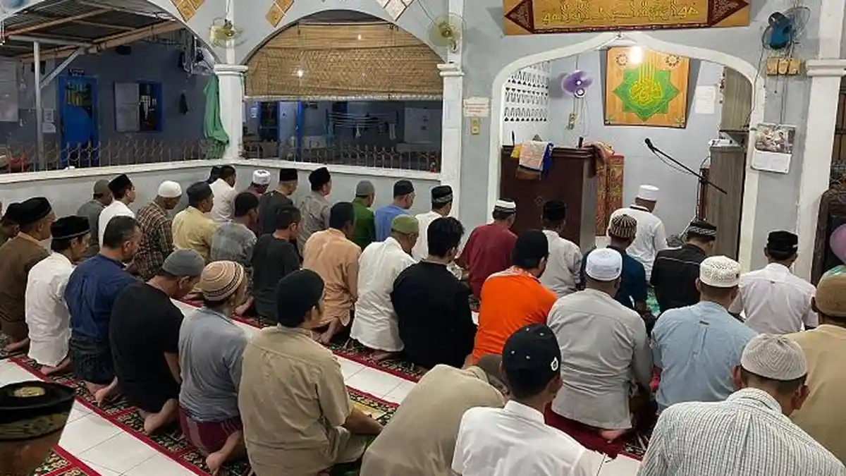 Pegawai Lapas Bireuen Shalat Tarawih Bersama dengan Napi dan Tahanan di Masjid Al-Insaf