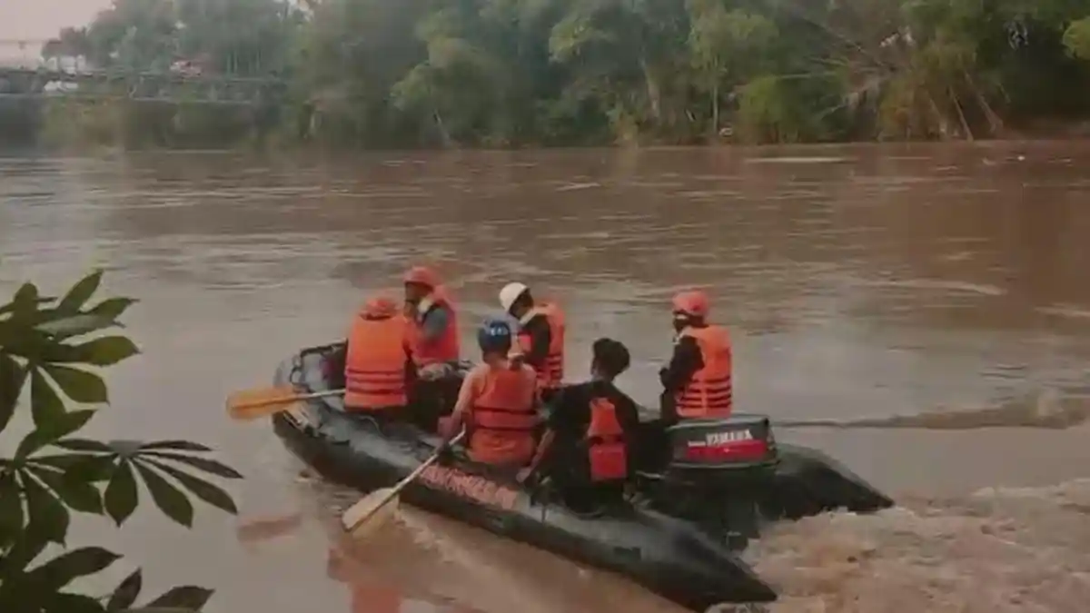 Kakek 62 Tahun Hilang Terseret Arus Sungai Bengawan Solo saat Cari Kayu
