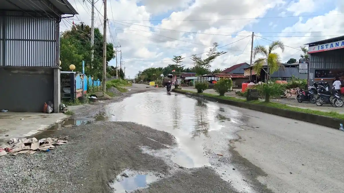 Drainase Buntu, Jalan Utama di Kecamatan Tobadak Mateng Tergenang, Bikin Kesal Pengendara