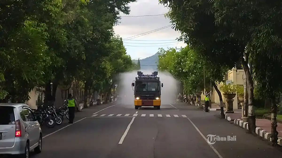 Polres Buleleng Kembali Lakukan Penyemprotan Disinfektan dengan Mobil AWC