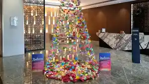 Keunikan-Pohon-Natal-Origami-Sambut-Tamu-di-Radisson-Hotel-Medan-1.jpg