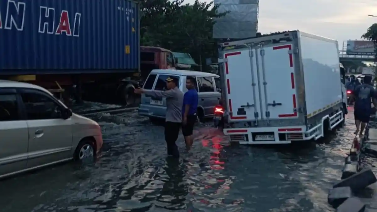 Pemudik Harus Waspada, Jalan Pantura Semarang Terendam Banjir Rob, Berikut Lokasinya