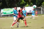 Pemain-Gumarang-FC-merah-berebut-bola-dengan-pemain-Payabakung-FC-biru.jpg