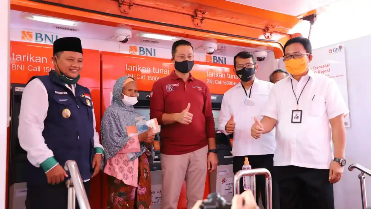 Mensos Juliari Pantau Penyaluran BST di Garut