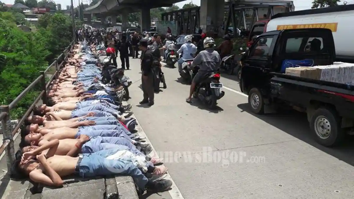 Puluhan Pelajar Disuruh Tiduran Telanjang Dada di Pinggir Jalan