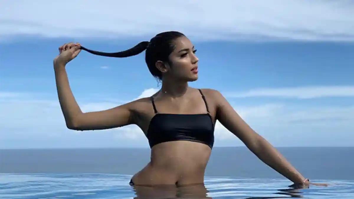 Deretan Potret Millen Cyrus Saat Liburan di Bali, Seru-seruan Berenang Bareng Hotman Paris