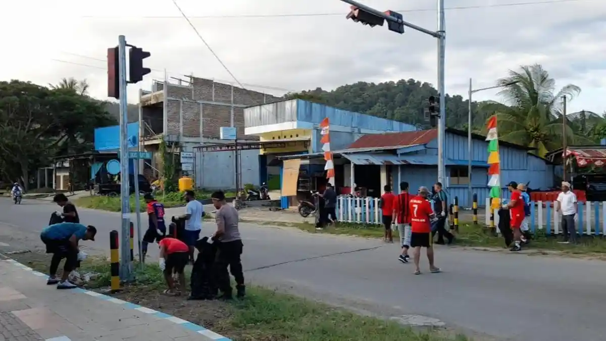 Peduli Lingkungan, Oldstar Raja Ampat Eks PERSIRAM Bersih-bersih Kota Waisai
