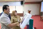 Pj-Walikota-Probolinggo-Nurkholis-saat-mencoba-aplikasi-penangkal-hoaks.jpg