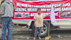 Seorang-anak-laki-laki-terlihat-memegang-bendera-putih-dalam-aksi-demontrasi.jpg