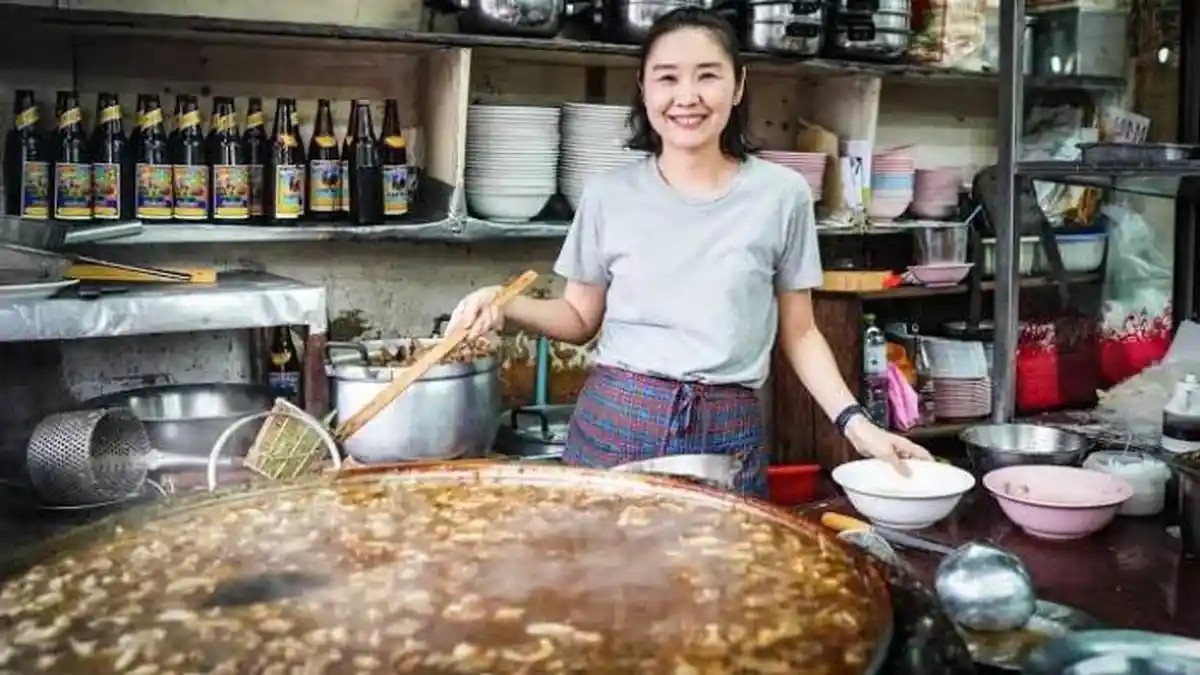 Wattana Panich, Restoran yang Gunakan Kuah Kaldu Mendidih Selama 45 Tahun