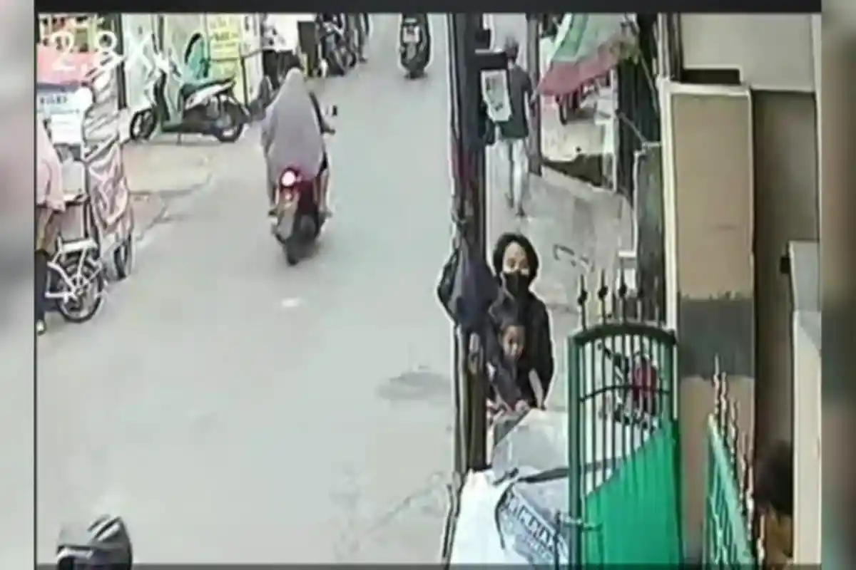 Busyet, Maling Motor Ini Gendong Balita Perempuan saat Beraksi, Terekam CCTV