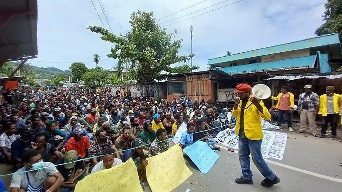 Ricuh Demo Tolak DOB Terjadi di Papua, Tukang Ojek Jadi Korban, Polisi Bubar Paksa Massa