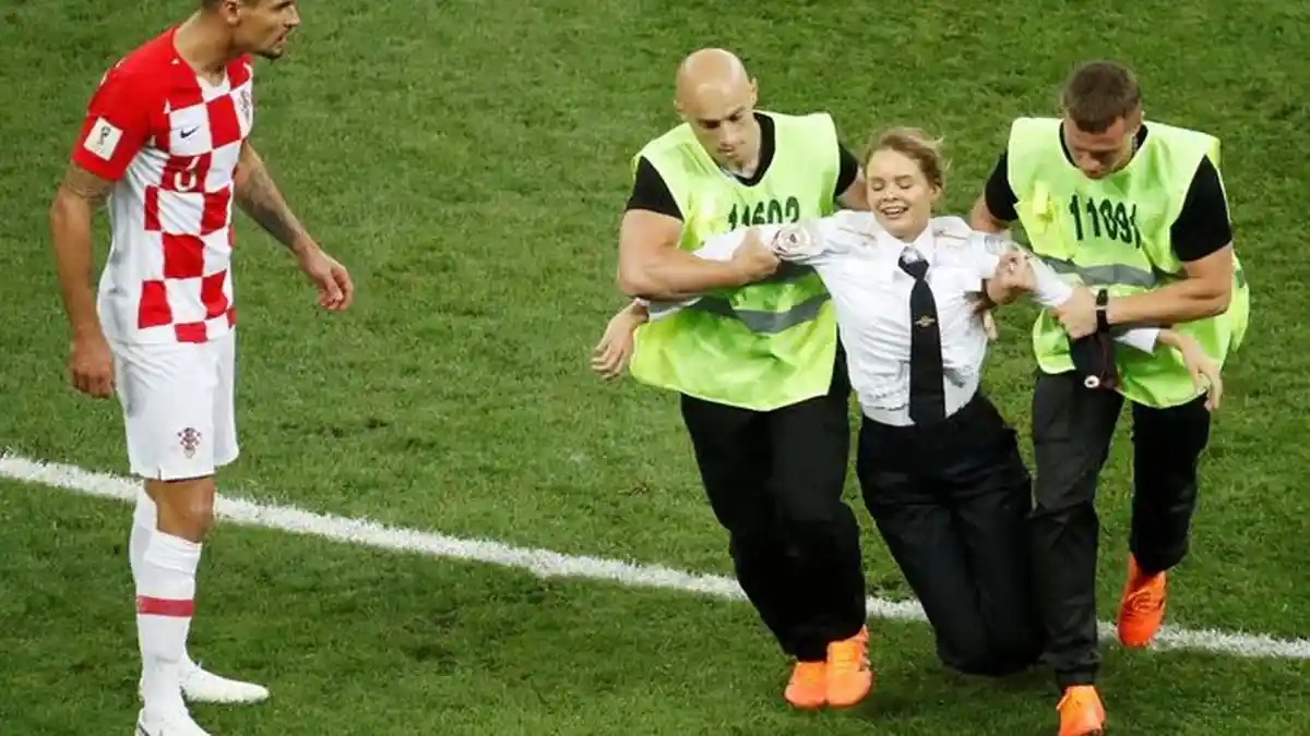 Pussy Riot yang Terobos Lapangan saat Final Piala Dunia Bukan Kelompok Punk Sembarangan
