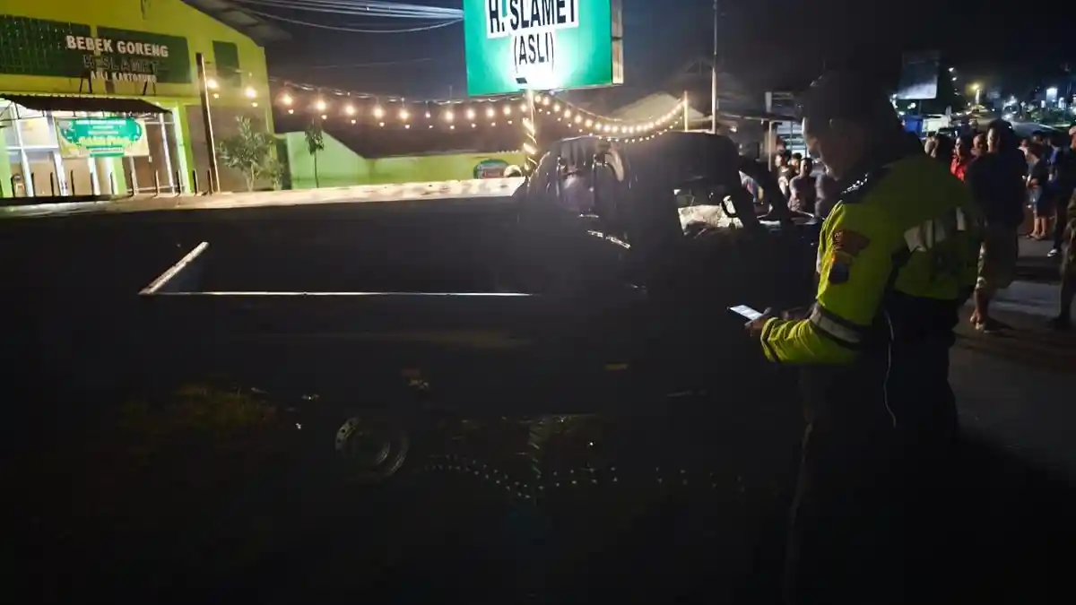 Pick Up Tabrak Tronton Parkir di Jalan Tentara Pelajar  Cilacap, Satu Orang Tewas