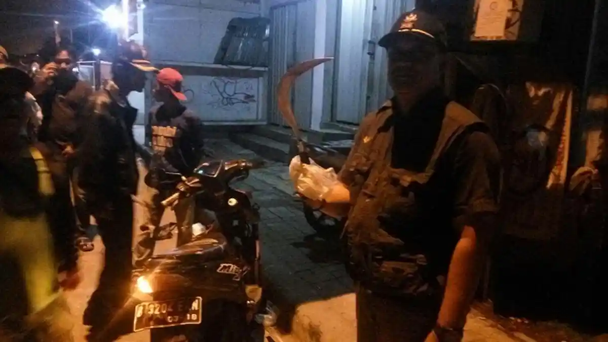 Celurit Bercak Darah dan Seorang Pelajar Diamankan Polisi Dalam Tawuran di Depok