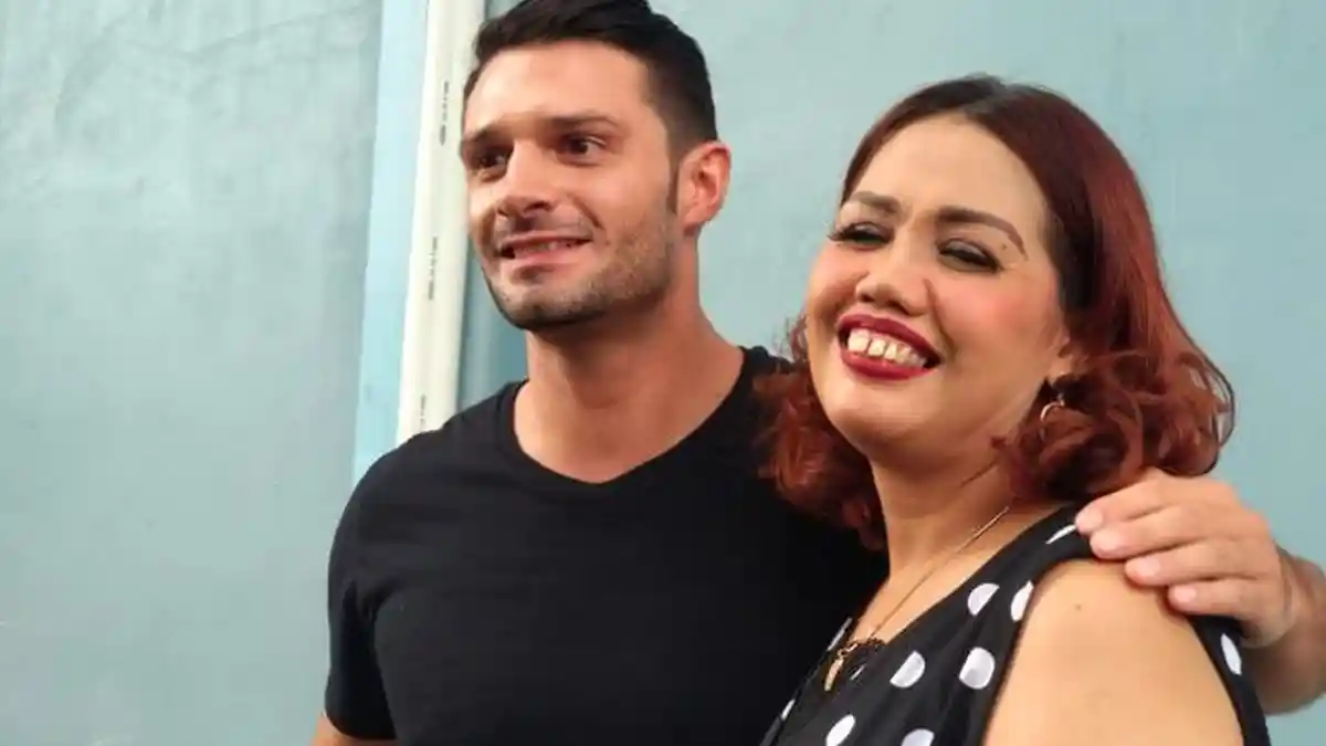 Bule Asal Austria Ini Dikritik Teman-temannya Karena Dekat dengan Elly Sugigi, Dibilang Kampret