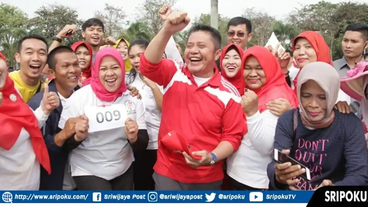 Meriahkan Lomba Kerakyatan, Gubernur Juarai Lomba Makan Kerupuk