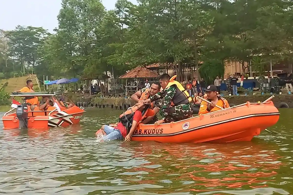 Tak Cuma Bangun Fisik: TMMD Kudus Beri Pelatihan Penyelamatan Korban Kecelakaan di Bendungan Logung