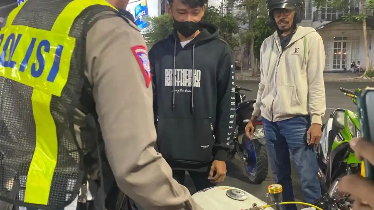 Lagi Asik Malam Mingguan di Jalan Tunjungan Surabaya, Malah Tertangkap karena Motor Protolan