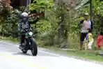 Jokowi Naik Motor dari Sibisa ke Kawasan Pantai Bebas Parapat
