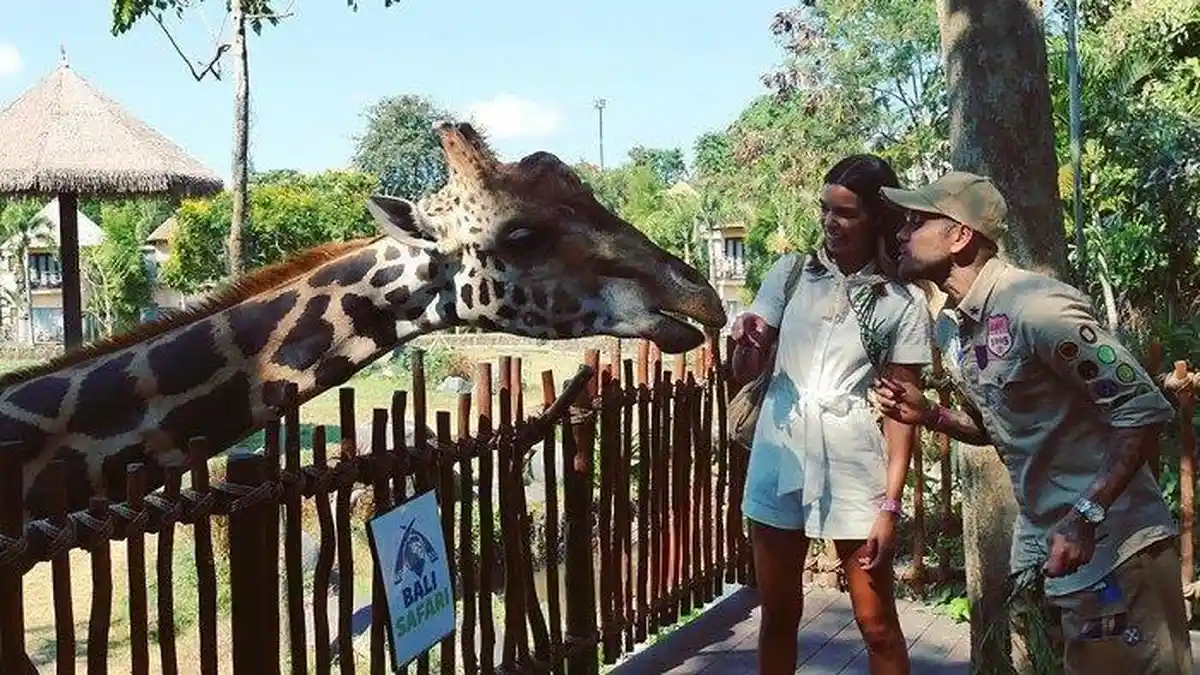 Potret Dani Alves dan Istri Saat Kunjungi Bali Safari Park