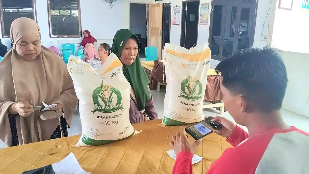217 Warga Tobadak Mateng Dapat Bantuan Beras Gratis ,  Elsi : Kami Sangat Senang