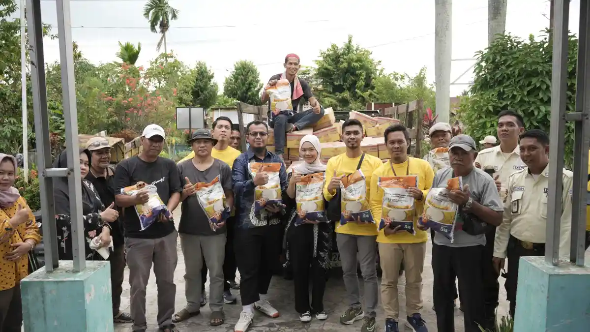 Pusri Bagikan 28.000 Paket Bahan Pangan Gratis untuk Warga di Sekitar Perusahaan