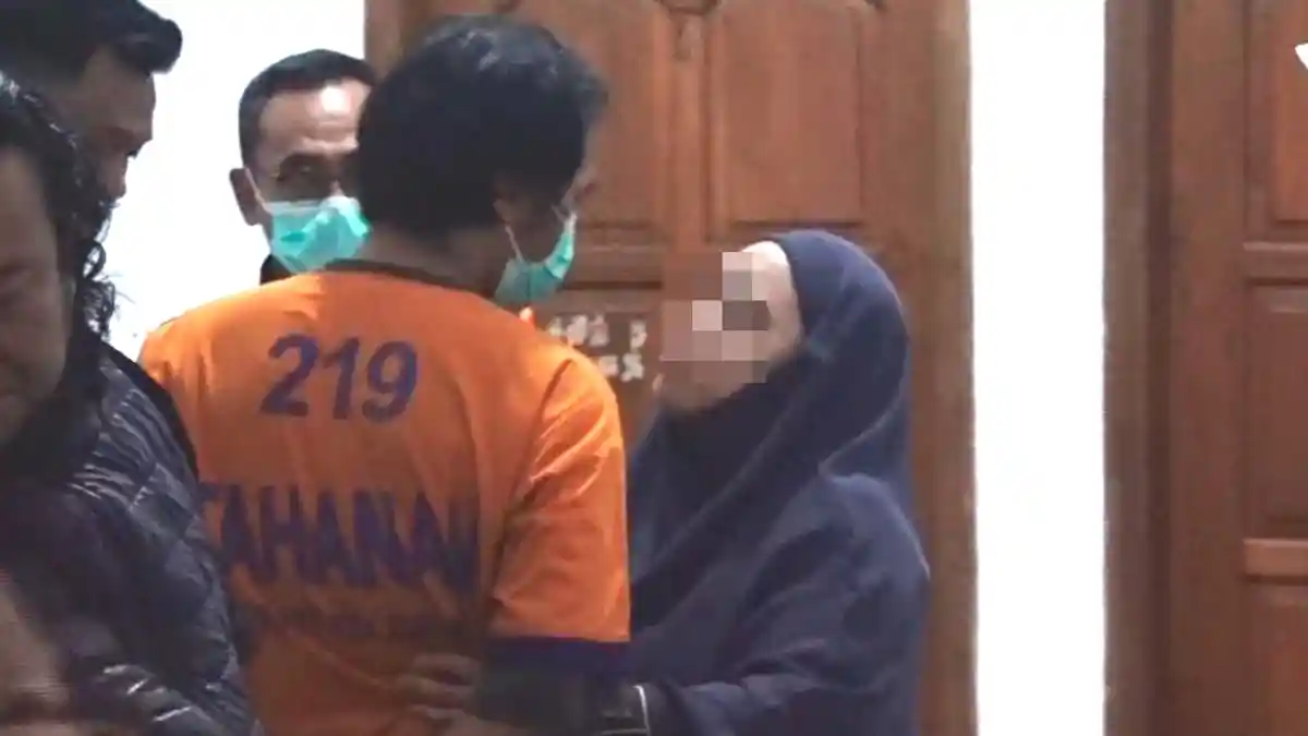 Pelukan Istri Sah Pelaku Pembunuhan Madiun Saat Rekonstruksi, Kesadisan Bagus di Belakang Rumah