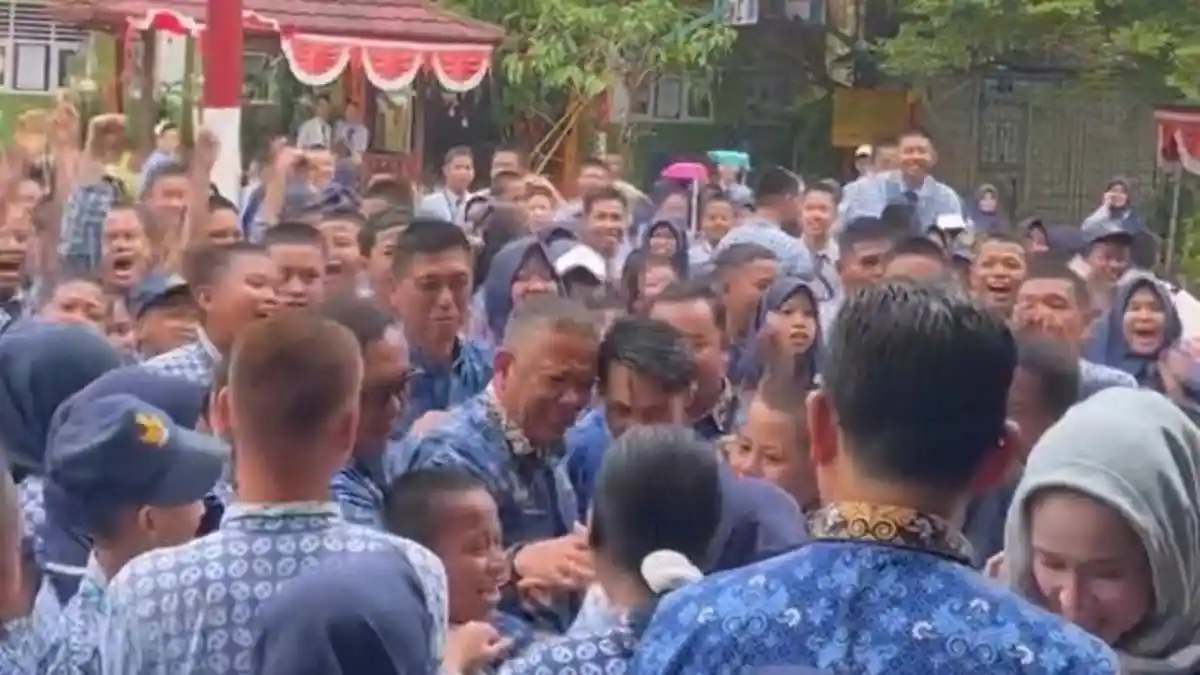 Roni  dan Ageng Disambut Bak Artis Saat Kembali ke SMPN 1 Prabumulih untuk Kembali Bertugas